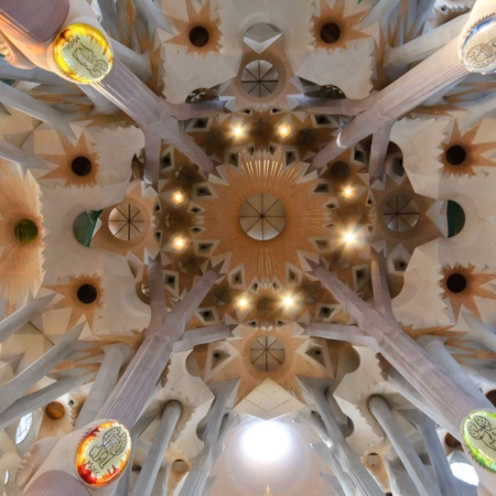 Particolare dell’interno della Sagrada Familia