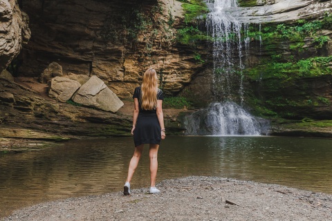 Turista observando uma cascata em Rupit, Barcelona