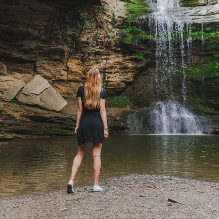 Turista observando uma cascata em Rupit, Barcelona