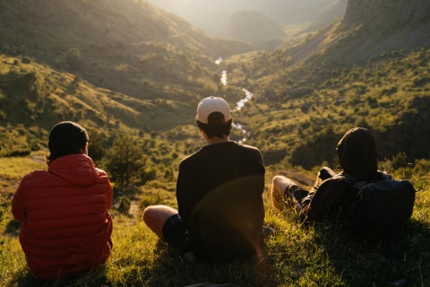 Senderistas contemplando el paisaje en los pirineos catalanes