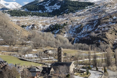 La chiesa romanica di Sant Climent, al centro della panoramica di Taüll (Lleida, Catalogna)