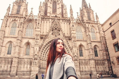 Turista na catedral da Santa Cruz e Santa Eulalia, Barcelona