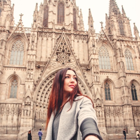 Tourist in the cathedral of Santa Cruz y Santa Eulalia, Barcelona