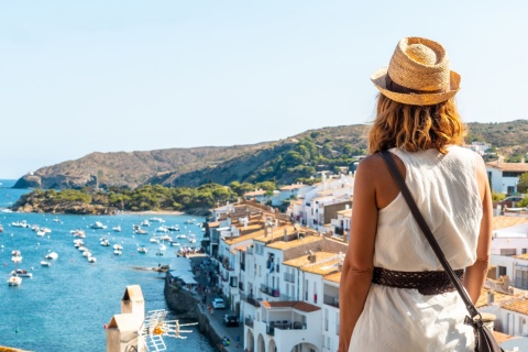 Turista en Cadaqués (Girona, Cataluña)