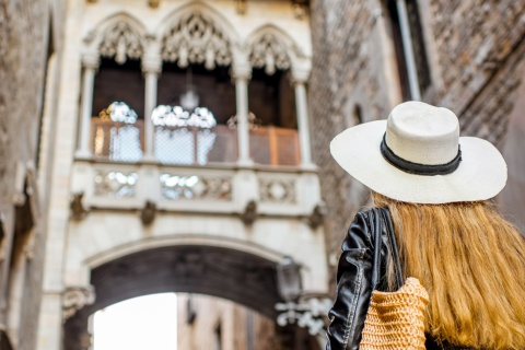 Tourist schaut zur Seufzerbrücke in der Altstadt von Barcelona