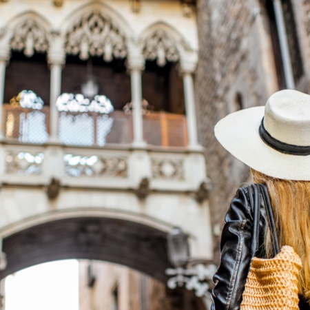 Touriste regardant le pont des Sighs dans la vieille ville de Barcelone