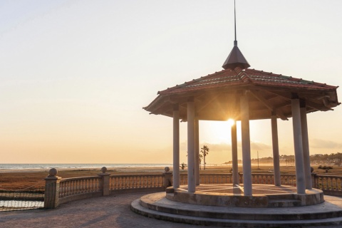 Strandpromenade in Vilanova i la Geltrú (Barcelona, Katalonien)