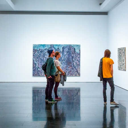 Besucher in einer Ausstellung im MACBA in Barcelona, Katalonien