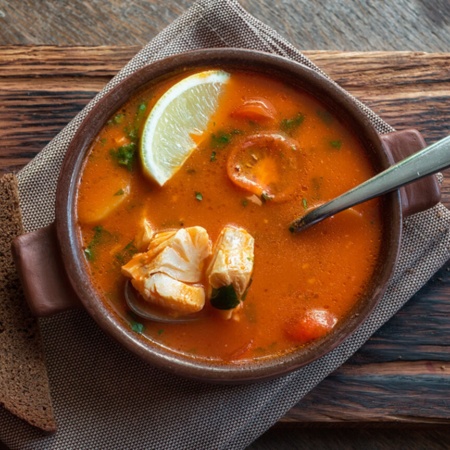 Thunfisch-Marmitako, serviert auf einem Keramikteller. Gastronomie des Baskenlandes