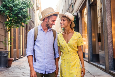 Turistas paseando en calle comercial de Barcelona, Cataluña