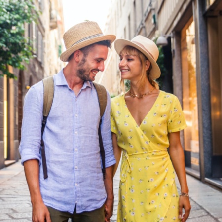 Turistas paseando en calle comercial de Barcelona, Cataluña