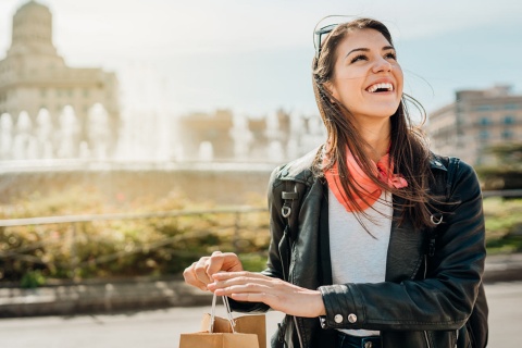 Turista che fa shopping a Barcellona