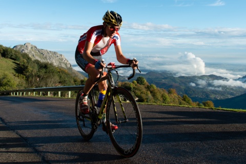 Ciclista en el puerto del Angliru, Asturias