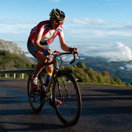 Ciclista en el puerto del Angliru, Asturias