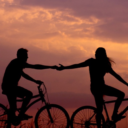 Un couple à vélo