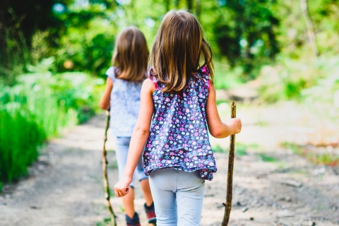 Bambine che praticano escursionismo