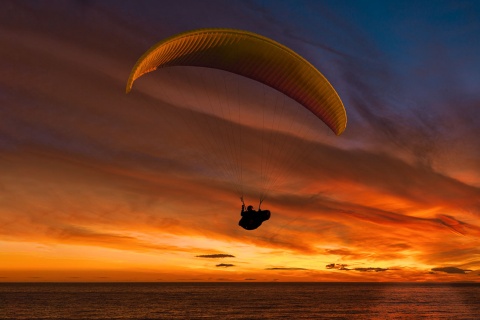 Parapendio al tramonto