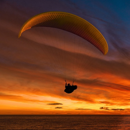 Parapente au coucher du soleil