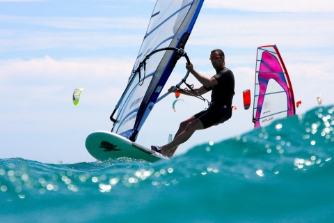 Windsurfer na fali