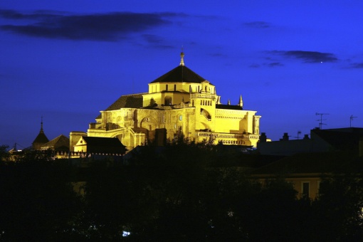 La mosquée-cathédrale de Cordoue vue de nuit