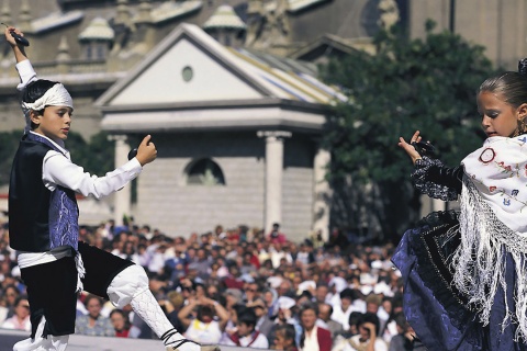 Bailes regionales en las Fiestas del Pilar de Zaragoza