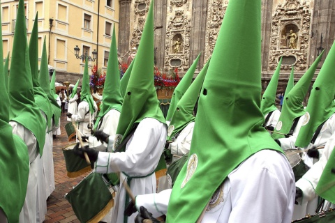 Laienbrüder und Santa Isabel-Kirche bei der Karwoche in Zaragoza