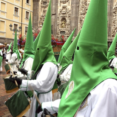 Laienbrüder und Santa Isabel-Kirche bei der Karwoche in Zaragoza