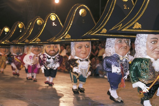 Der traditionelle Tanz der Zwerge beim Wallfahrtsfest Bajada de la Virgen (Santa Cruz de la Palma, Kanarische Inseln)