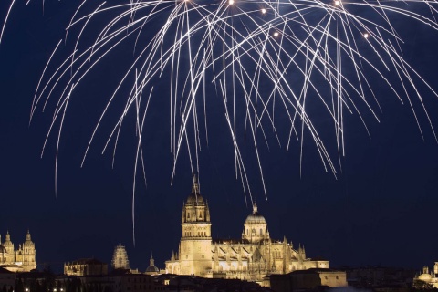 Fuegos artificiales durante la Feria de Salamanca (Castilla y León)