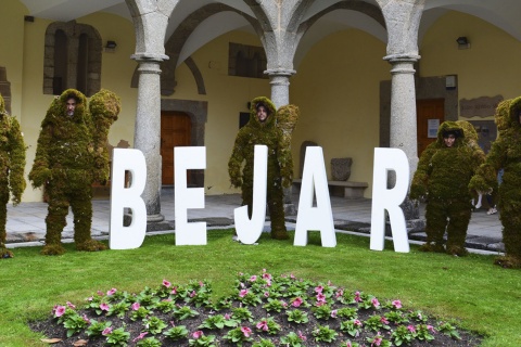 Moosmänner beim Fronleichnamsfest in Béjar (Salamanca, Kastilien-León)