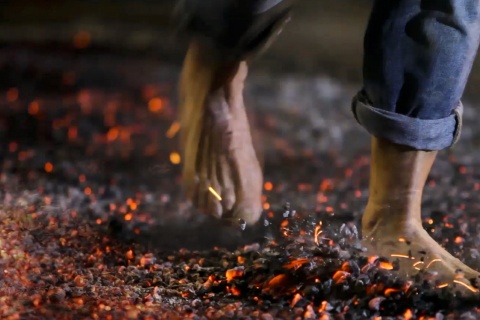 Caminar sobre las brasas es la tradición en la fiesta del Paso del fuego de San Pedro Manrique, en Soria (Castilla y León)