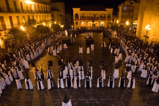 Processione della Confraternita di Gesù che cade per la terza volta. Settimana Santa di Zamora