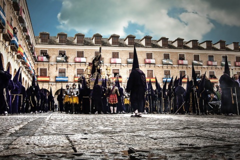 Procesja bractwa Hermandad de Nuestro Padre Jesús Nazareno podczas Wielkiego Tygodnia w miejscowości Ocaña