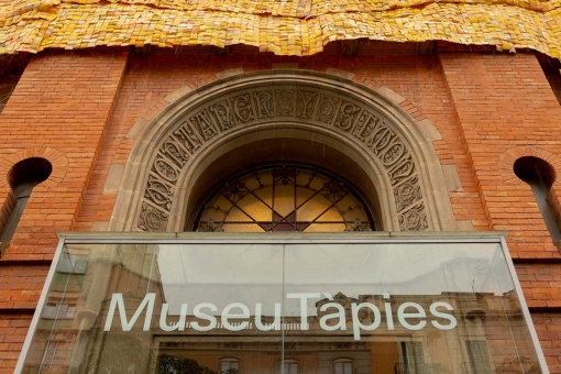 Fasada Museu Tàpies z instalacją „Més enllà de la pell” („Poza skórą”) autorstwa Serge Attukwei Clotteya, Barcelona, ​​​​2024