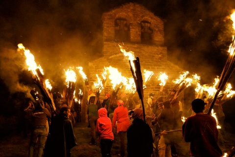 Feuerfeste zur Sommersonnenwende in den Pyrenäen. Vall de Boí (Lleida)