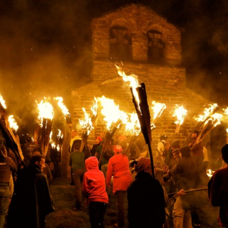 Fiestas del fuego del solsticio de verano en los Pirineos. Vall de Boí (Lleida)