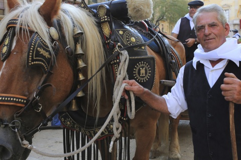 Parte de la comitiva de los Portants de l’Aigua de Sant Magí, portadores del agua bendecida. Fiestas de Sant Magí, en Tarragona (Cataluña)