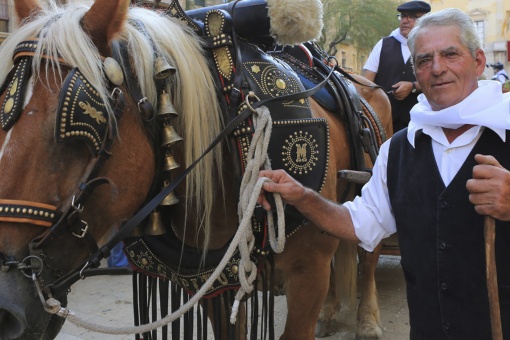 Ein Teil des Gefolges der Weihwasserträger („Portants de l’Aigua“) in Sant Magí. Fest in Sant Magí, Tarragona (Katalonien)