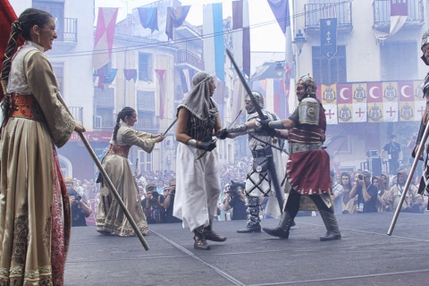 Die berühmten Ambaixades (symbolische Darstellung der Konfrontation zwischen den beiden Kulturen, die mit der Verbrüderung der beiden Seiten endet) des Festes der Mauren und Christen in Ontinyent