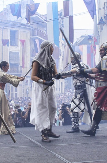 Las famosas Ambaixades (representación simbólica del enfrentamiento entre las dos culturas que acaba con el hermanamiento de los dos bandos) de la fiesta de Moros y Cristianos de Ontinyent