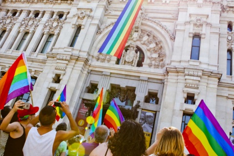 Hôtel de ville de Madrid avec des drapeaux LGBTQI+ 