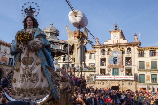 Una niña protagoniza la “Bajada del Ángel”, en la que se descuelga hasta la imagen de la Virgen y le retira el pañuelo negro que lleva en la cabeza en señal de luto