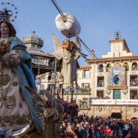 Una niña protagoniza la “Bajada del Ángel”, en la que se descuelga hasta la imagen de la Virgen y le retira el pañuelo negro que lleva en la cabeza en señal de luto