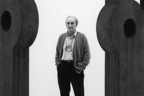 Eduardo Chillida junto a Homenaje a Balenciaga, 1990