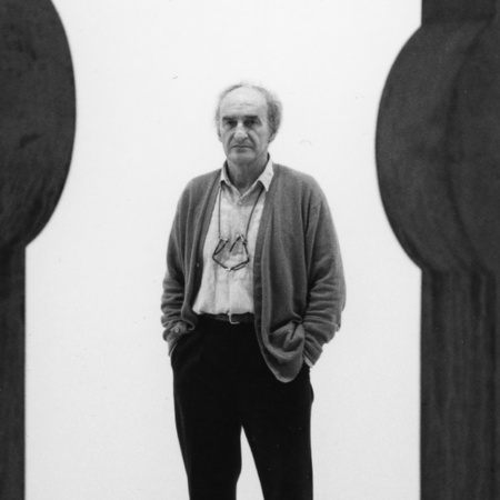 Eduardo Chillida vicino all