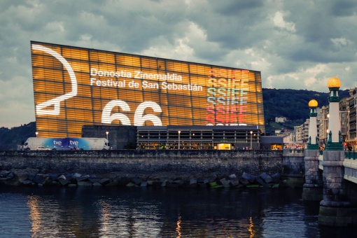 Der beleuchtete Kursaal-Palast während des 66. Internationalen Filmfestivals San Sebastián