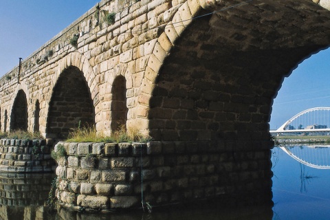 The Puente Romano Roman bridge in Mérida with the Lusitania bridge, designed by Santiago Calatrava, in the background. Badajoz