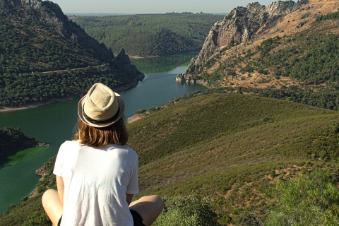 Jovem contemplando a vista do rio Tajo em sua passagem pelo Parque Nacional de Monfragüe