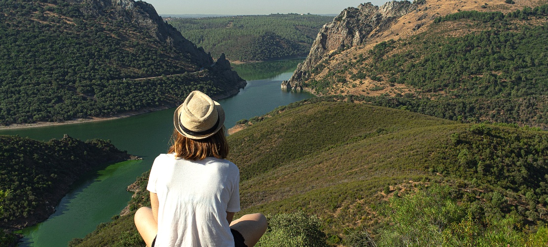 Un jeune contemple le Tage qui traverse le parc national de Monfragüe