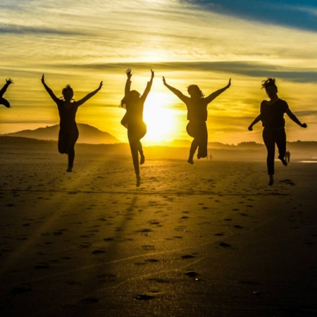 Amigos em uma praia da Galiza no fim da tarde